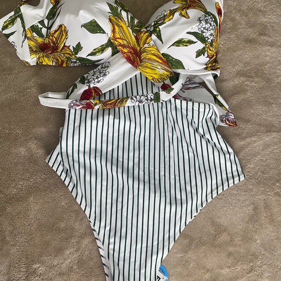 NEW CUPSHE White Floral and Stripe One Piece Swimsuit large - Picture 4 of 4